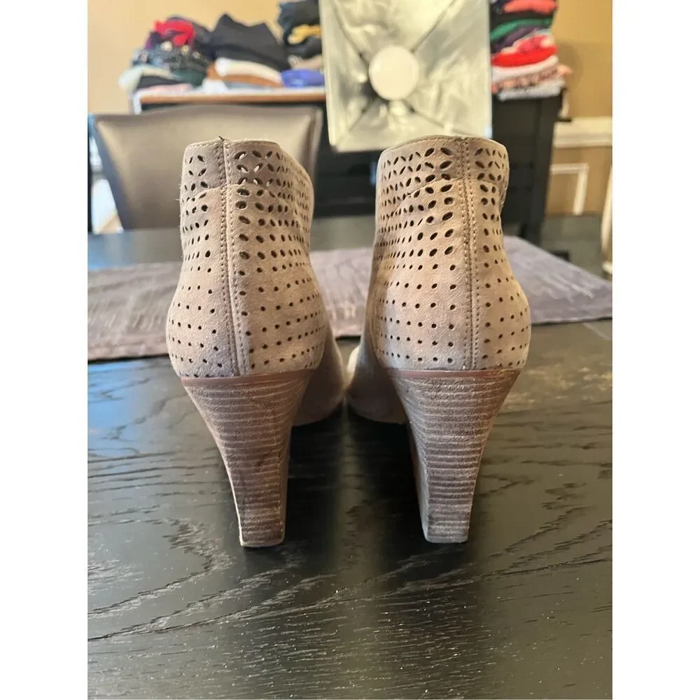 Vince Camuto Tan Perforated Kainan Open Toe Bootie sz 10 EUC